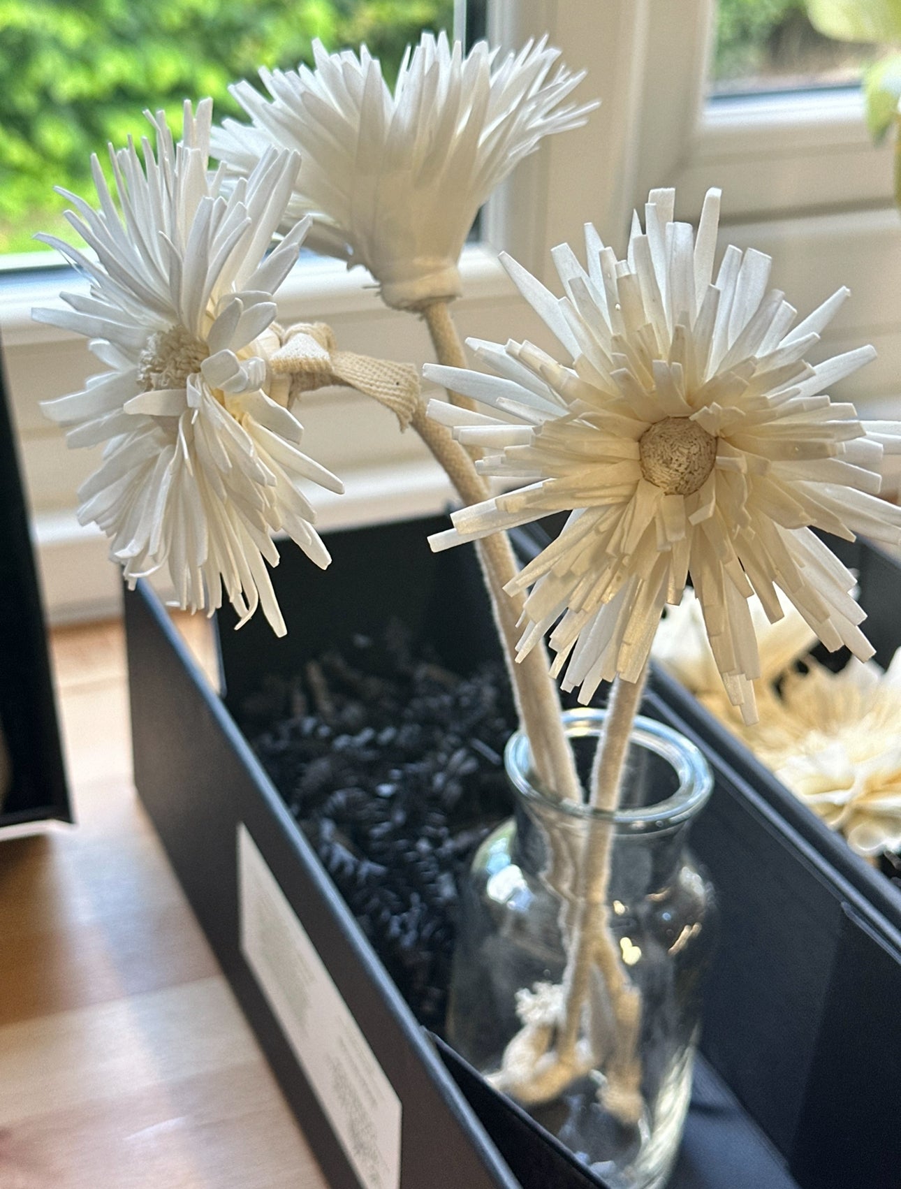 ELEGANT DIFFUSER VASE WITH FLOWERS AND SCENT