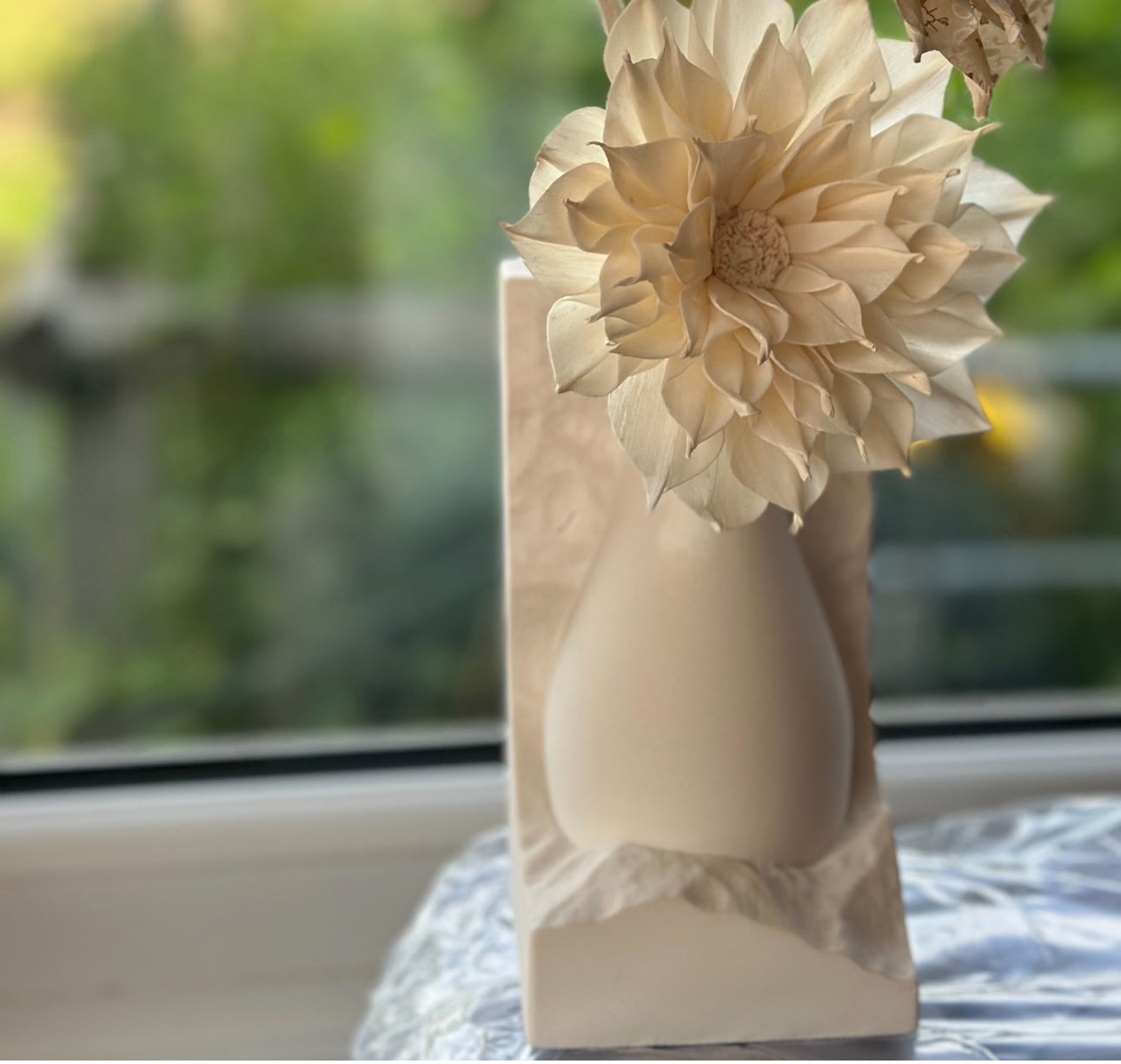ELEGANT DIFFUSER VASE WITH FLOWERS AND SCENT