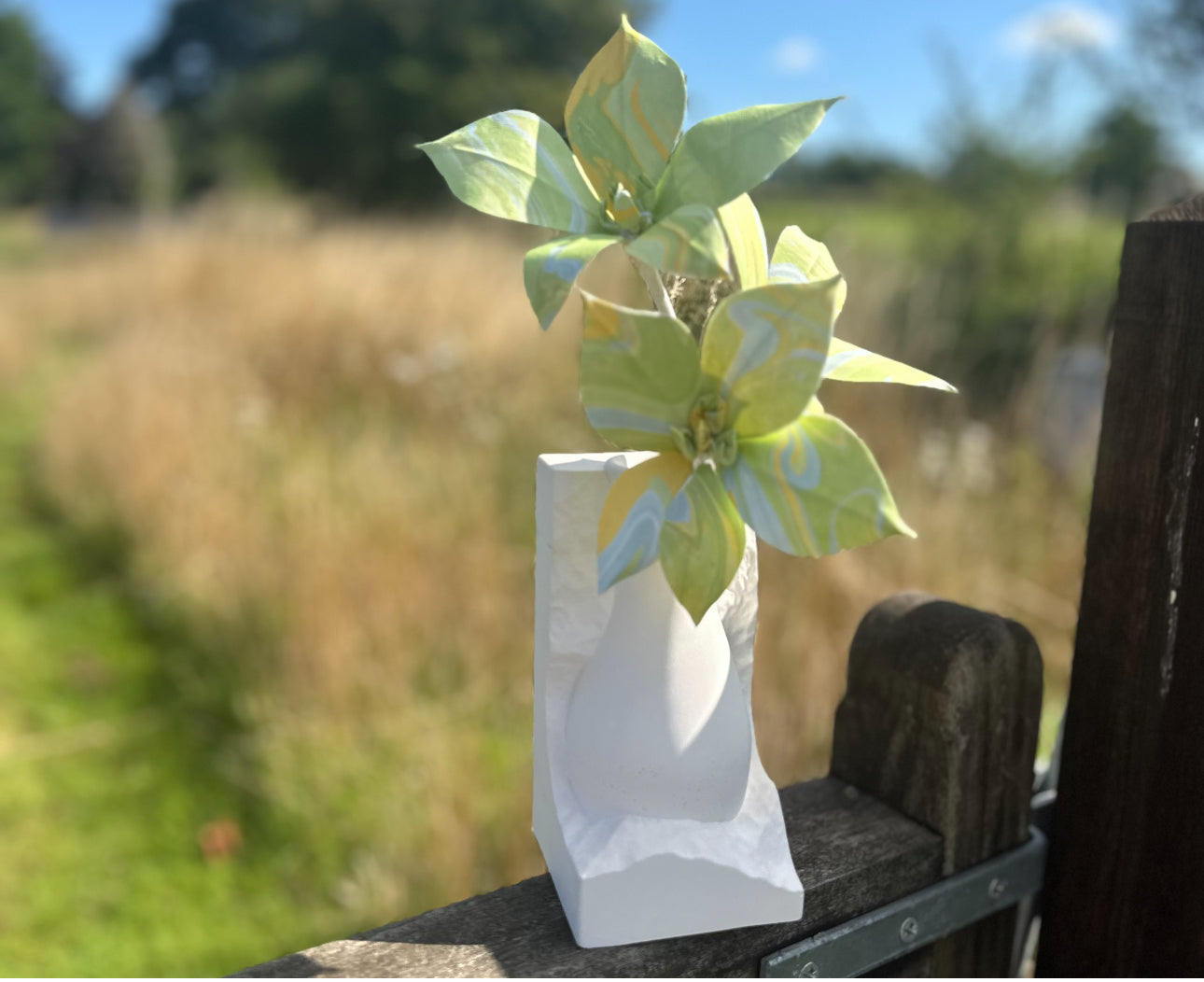 ELEGANT DIFFUSER VASE WITH FLOWERS AND SCENT