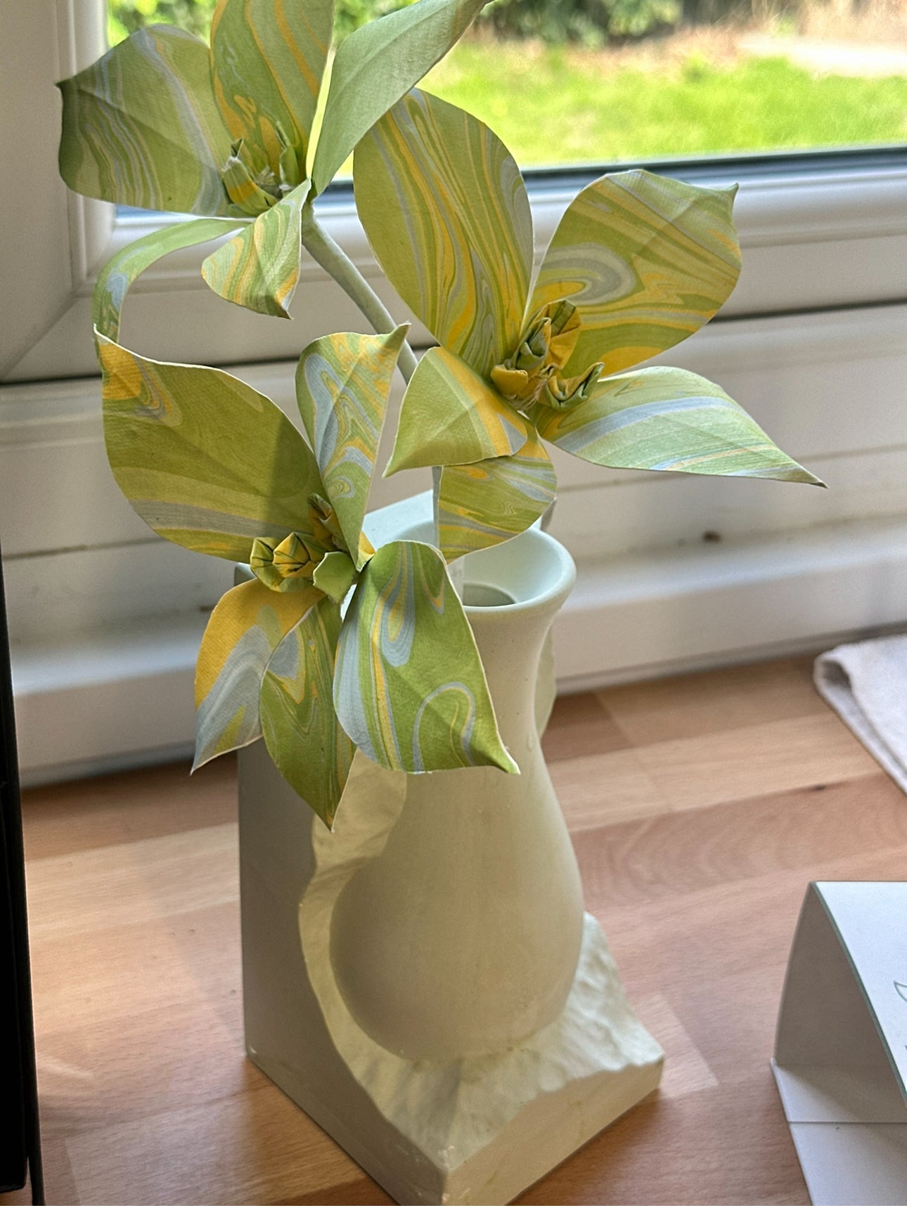 ELEGANT DIFFUSER VASE WITH FLOWERS AND SCENT
