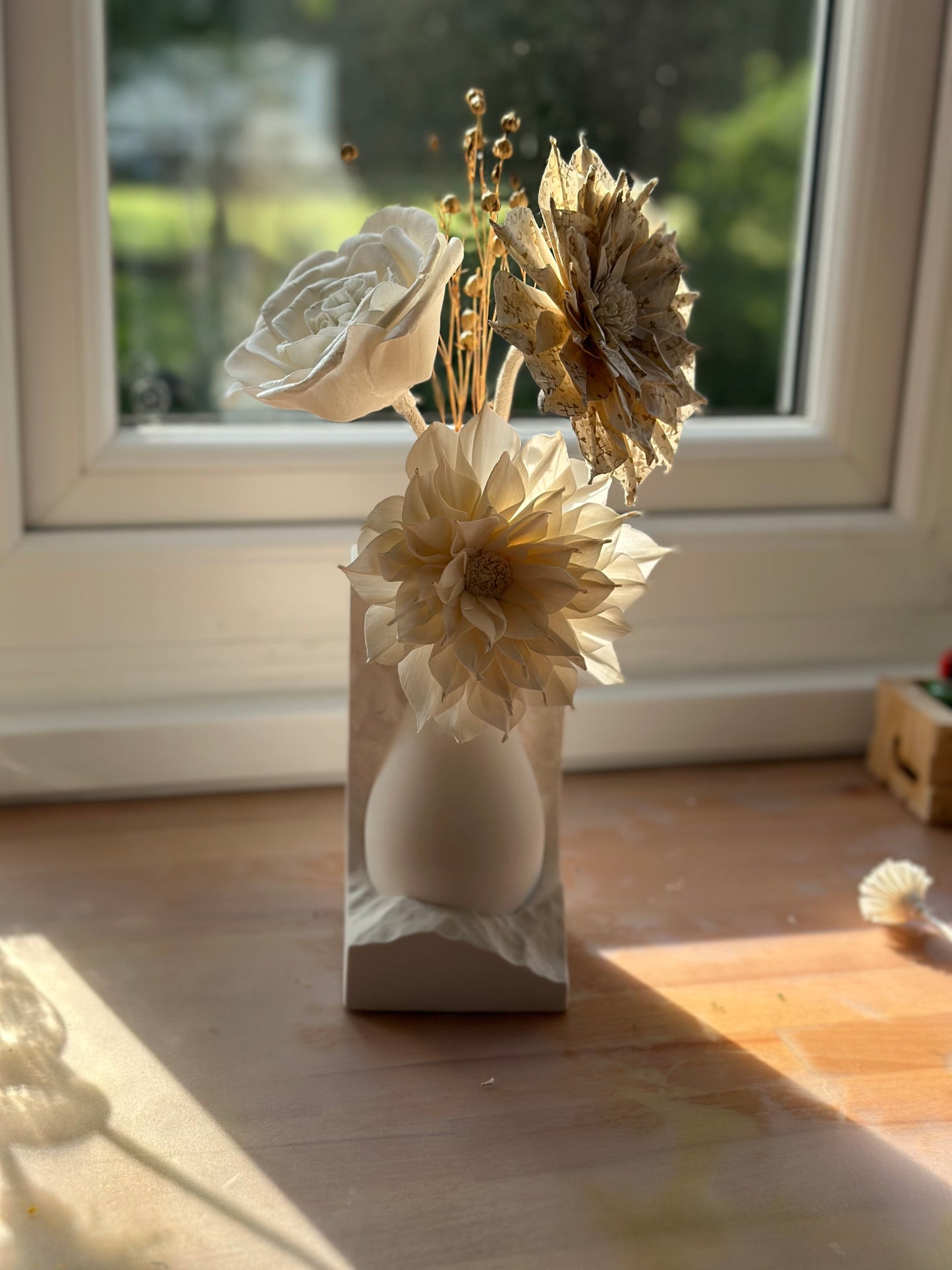 ELEGANT DIFFUSER VASE WITH FLOWERS AND SCENT