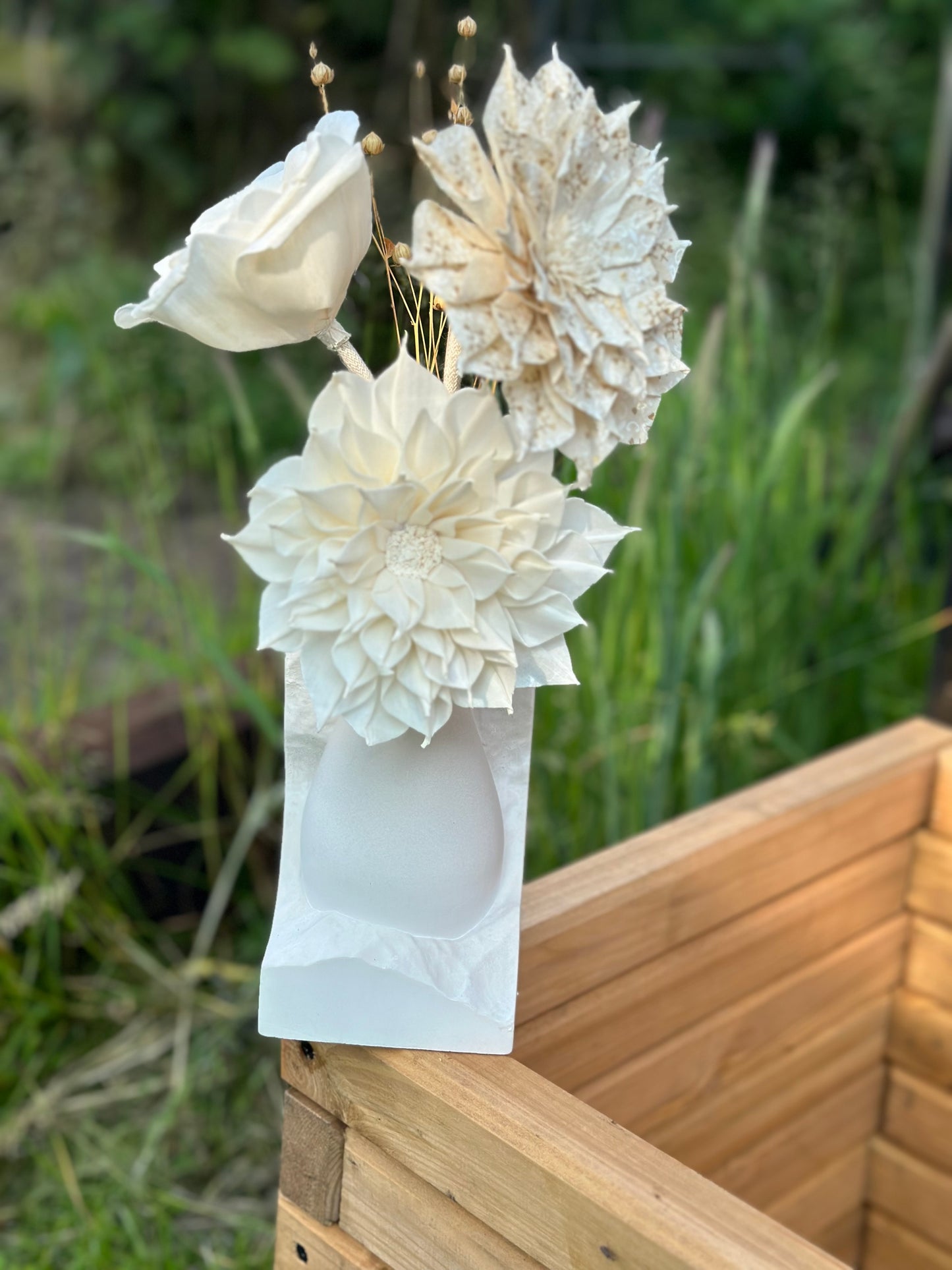 ELEGANT DIFFUSER VASE WITH FLOWERS AND SCENT