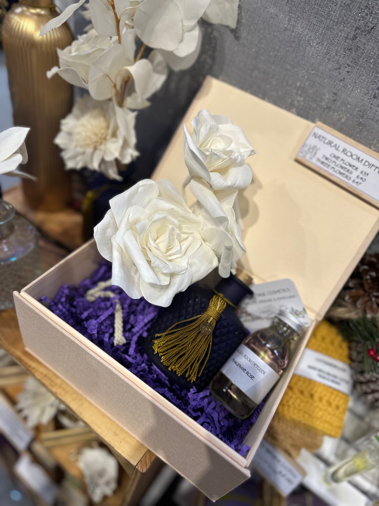 ELEGANT DIFFUSER VASE WITH FLOWERS AND SCENT