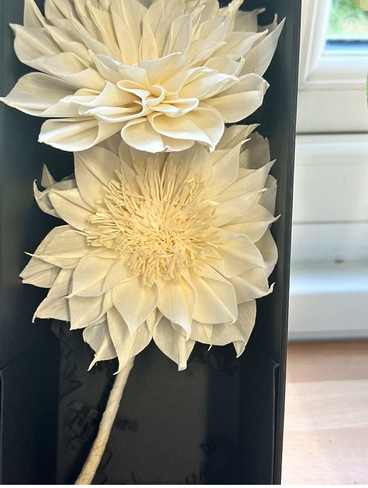 ELEGANT DIFFUSER VASE WITH FLOWERS AND SCENT