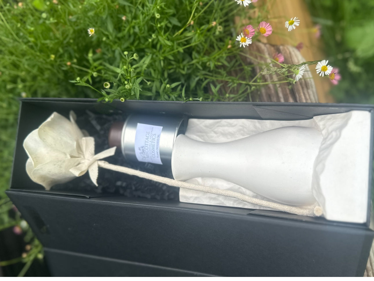 ELEGANT DIFFUSER VASE WITH FLOWERS AND SCENT