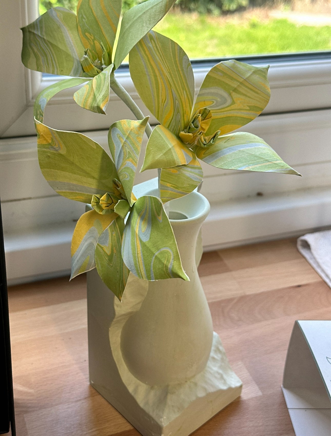 ELEGANT DIFFUSER VASE WITH FLOWERS AND SCENT