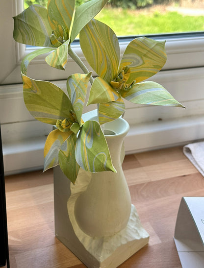 ELEGANT DIFFUSER VASE WITH FLOWERS AND SCENT