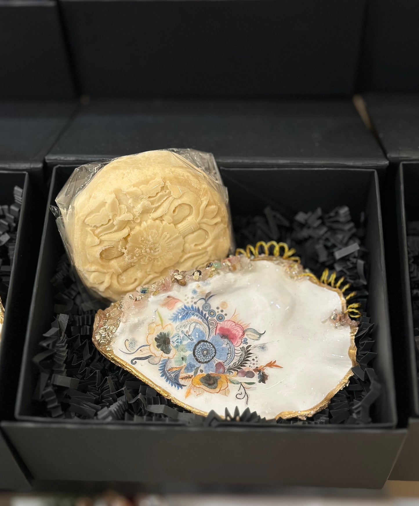 COLOURFUL FLOWERS OYSTER SHELL SOAP DISH