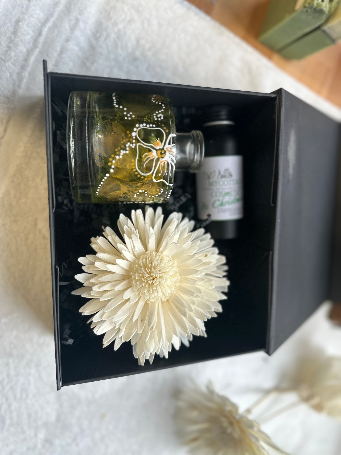 ELEGANT DIFFUSER VASE WITH FLOWERS AND SCENT